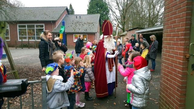 Daarna mochten de kinderen van groep 4 hun zelf geschreven brief aan Sinterklaas voorlezen. Dat is natuurlijk erg spannend.