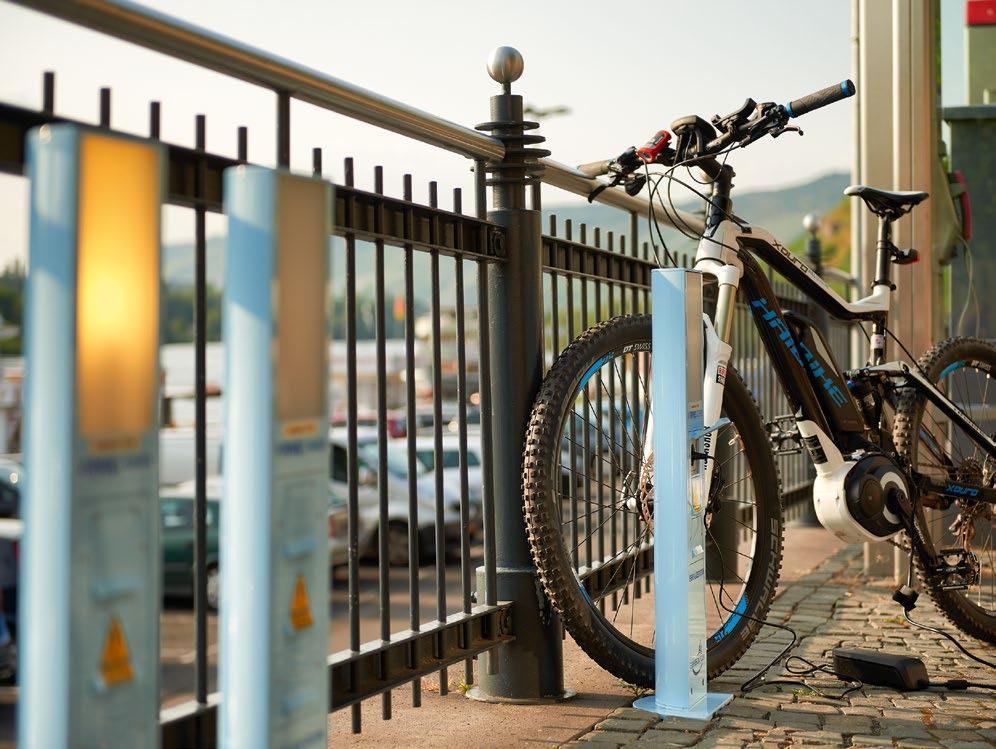 Weliswaar zijn de fietsroutes langs de rivier overwegend vlak en ook voor ongetrainden makkelijk te doen, maar wellicht krijgt u spontaan zin in uitstapjes hoog in de wijnbergen of naar een van de