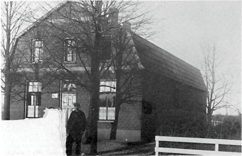 CAFÉ HEN DRIESSEN Ook het volgende huis, dat we op "de alde Milsbèk" tegenkomen, heeft weer een caféverleden. Het is te zien op deze enigszins gehavende foto van rond 1930.