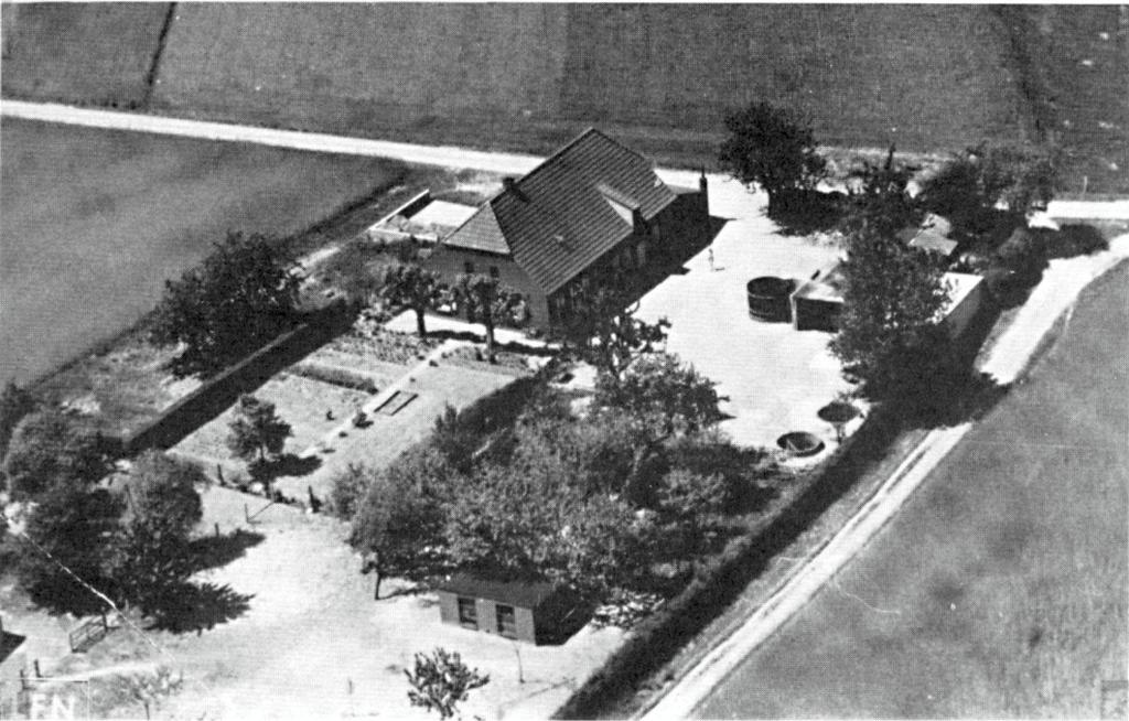DE BOERDERIJ VAN FRANKEN Deze uit 1954 daterende luchtfoto laat de toenmalige boerderij van Jan Franken zien op de hoek van de Driekronenstraat en de Kroefsestraat nabij de "Bèkse Brug".