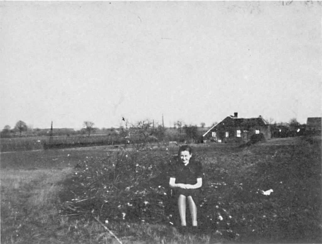 HET GRIETEHUUS Zo ongeveer vanaf een plaats waar nu aan de Onderkant Cor Berns woont, moet rond 1940 deze foto zijn gemaakt richting Oudedijk. De jonge dame op de voorgrond is Marietje Gerrits.