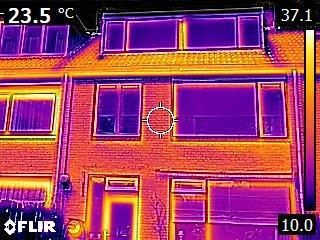 s). Thermografische foto s laten door middel van kleuren op foto s zien welke temperatuur de