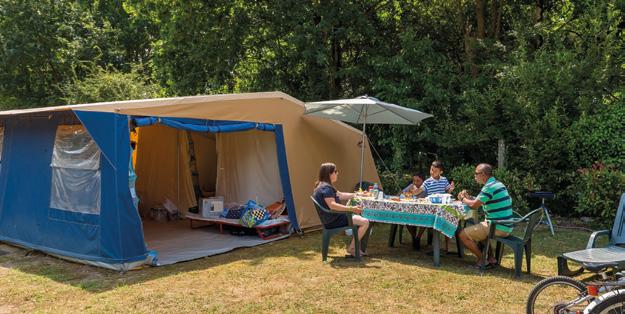 INGERICHTE BUNGALOWTENTEN Onze bungalowtenten zijn geheel ingericht. Ideaal als je van kamperen houdt maar niet je tent wilt in- en uitpakken! Onze tenten zijn er in twee varianten.