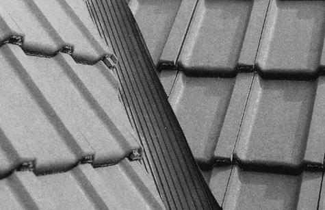 Bij het plaatsen van de dakpannen dient er wel voor gezorgd te worden dat zijsluitingen en de kopsluitingen goed in elkaar vallen, zodanig dat ze elkaar volledig
