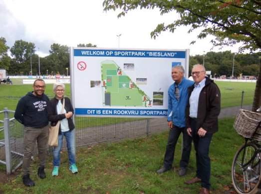 Opening rookvrij Sportpark Biesland Op zaterdag 25 augustus is een nieuw bord bij de ingang van Sportpark Biesland onthuld, samen met wethouder Karin Schrederhof, voorzitter van de sportraad Wicher