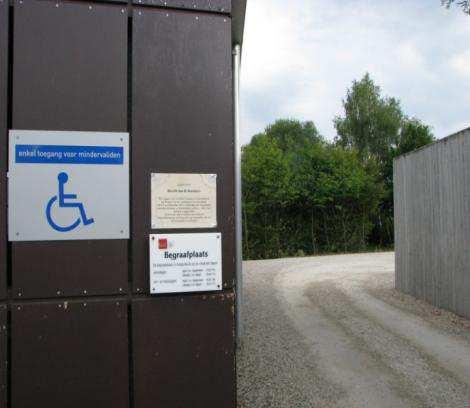 De grafstenen in de grasperken zijn niet toegankelijk voor rolstoelgebruikers (ook niet met mechanische rolstoel), er is een niveauverschil en