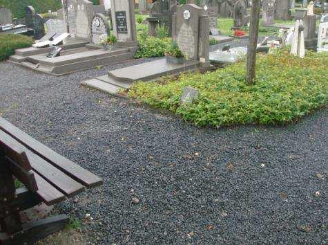 De paden op de begraafplaats bestaan uit steentjes, gravel.