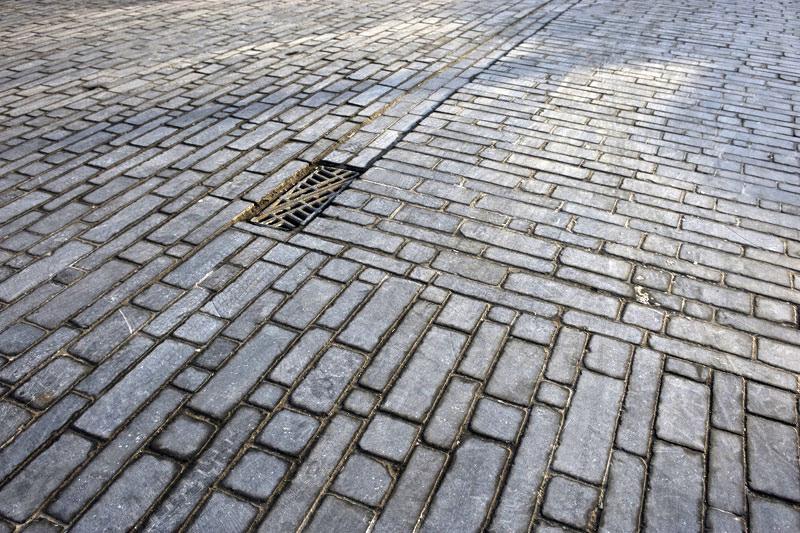 Er wordt plaats gemaakt voor solitaire bomen en bijkomende inrichtingselementen om het verblijfskarakter van de dorpskern te onderstrepen.