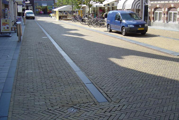 Als het profiel volledig op één niveau gelegd en wordt er geen duidelijk onderscheid meer gemaakt tussen de zone voor fietser, voetgangers en auto s.