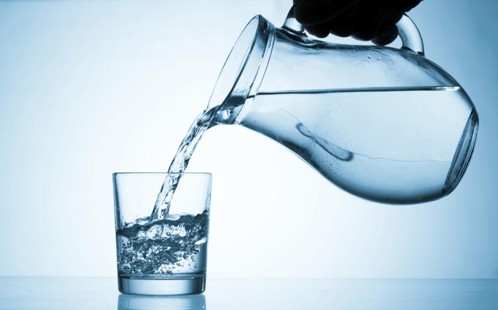 Infoartikel Het belang van water drinken! Bron: www.gezondheid.be Het lichaam van een mens bestaat voor ongeveer 80 procent uit water.
