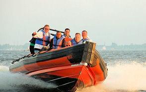 RIB varen Spanning, sensatie, uiteenlopende omstandigheden op het water door wind, getij en golfhoogte: slechts enkele ingrediënten van het avontuurlijke RIB varen.