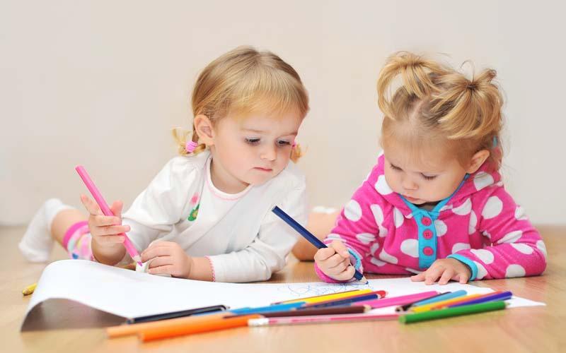 Een dag bij Zazou Een vaste dagindeling 7.30-9.00: Ouders brengen hun kinderen. Even voor 9.00 uur ruimen we op zodat we om 9.00 uur aan tafel kunnen. 9.00: We zitten aan tafel om de dag te openen, we zeggen goedemorgen en kijken wie er allemaal zijn.