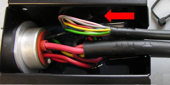 Maak de achterste ISOBUS-contactdoos vrij. 2. Verwijder de kabelbinders. 3.