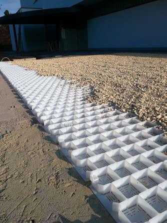 Dankzij de grote GravelGrid- plaat kan men stevige ruimtes creëren in grind die geen onderhoud of waterafvoer vereisen.