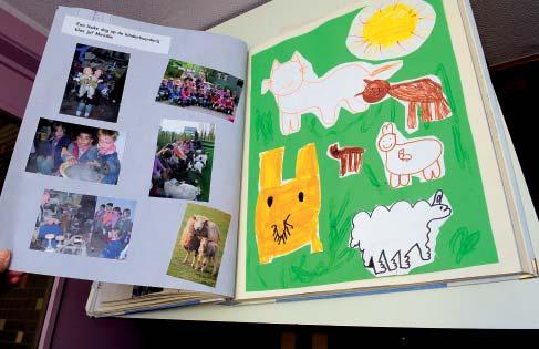 Goede informatie-uitwisseling 4.3. Leefboek & infobord Een leefboek is een groepsboek waarin er geschreven of geïllustreerd wordt wat de kinderen zoal gedaan hebben in de klas.