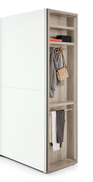 Cette armoire à portes coulissantes présente sur le côté des étagères extérieures très pratiques favorisant un