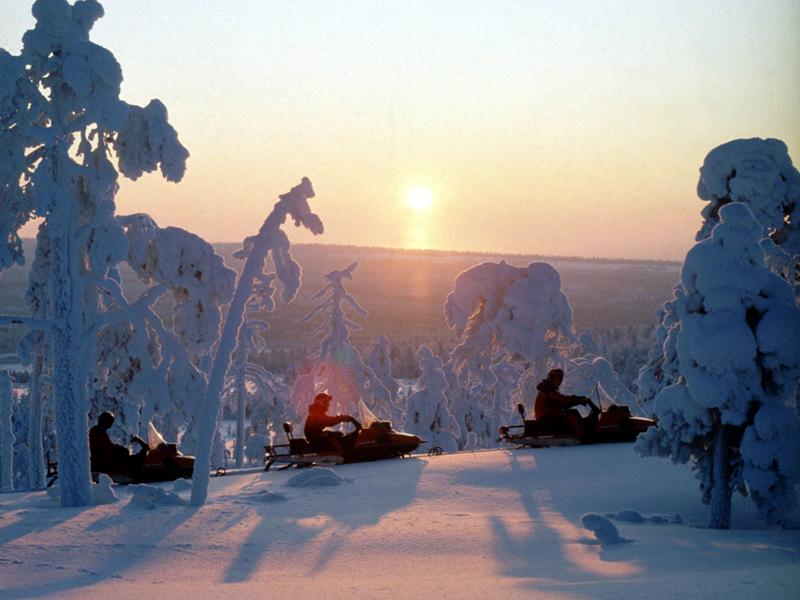 U kunt hier kiezen uit excursies waaronder paardrijden, sneeuwscootersafari's, een bezoek aan een rendierfarm en ijsvissen.