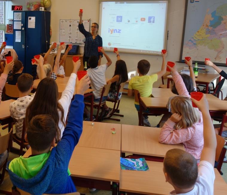 Na een openingswoordje werd het lint van de vriendschapsboog doorgeknipt en gingen alle kinderen, ouders, juffen en meesters onder de boog door de