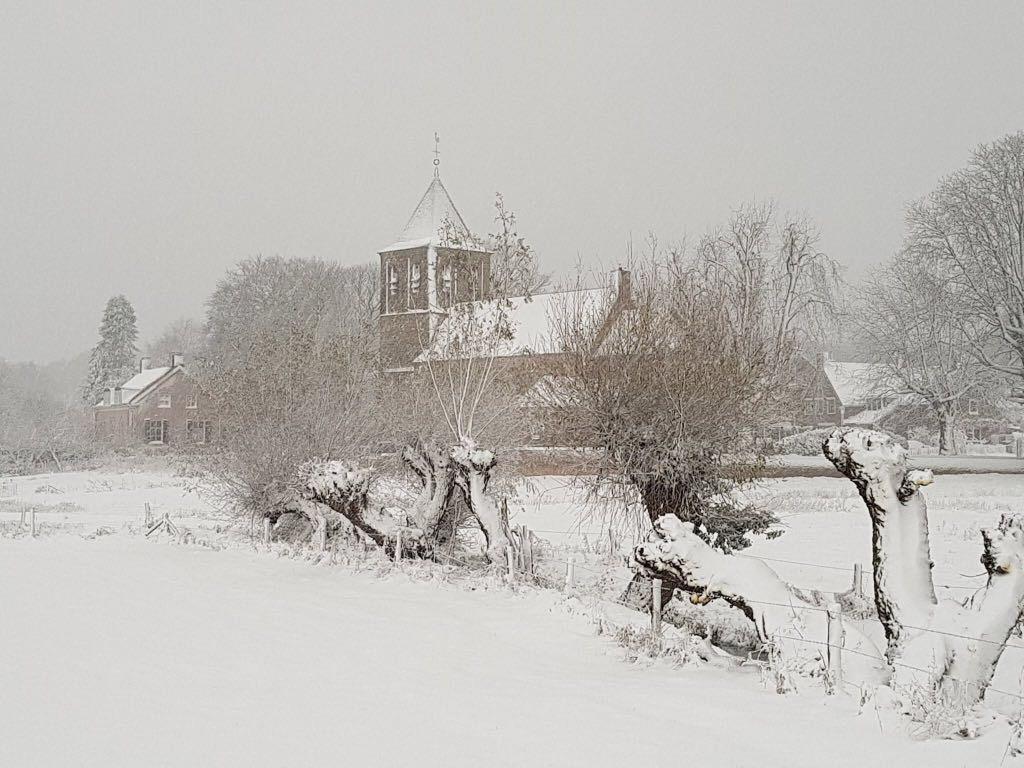 FOTO's AIDAN MIKDAD Terwijl er buiten een grijze sneeuwlucht boven de Oude Kerk