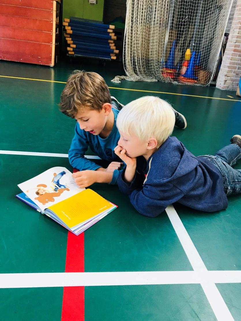 In groep 3a haalde de moeder van Julian nieuwe boeken voor ons uit de bibliotheek en pakte we boeken uit onze boekenkast. We deden hier in de gymzaal een boekenkring mee.