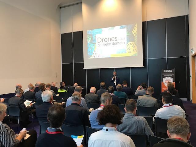 Drones in het publieke domein Het congres werd geopend door Joshua Serrão, Innovation Officer & Smart City Liaison bij het Technology Office van de gemeente Amsterdam en door Tijs van Wijk,