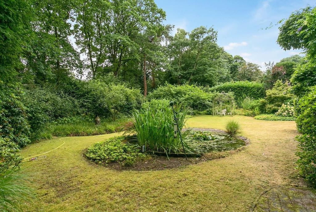 Omschrijving Op een bijzonder fraaie locatie gelegen volledig gerenoveerde en uitgebouwde villa.