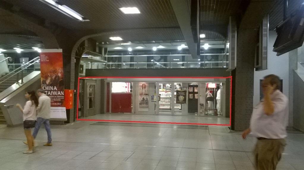 ) In het station Brussel-Zuid komt er een commerciële concessieruimte ter beschikking van ca 50m² welke heringericht moet worden volgens de plannen in bijlage.