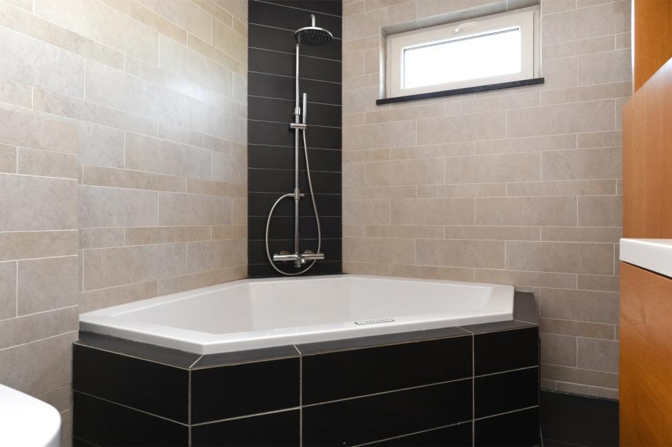 De badkamer (2013) is zeer fraai betegeld en voorzien van een whirlpool met