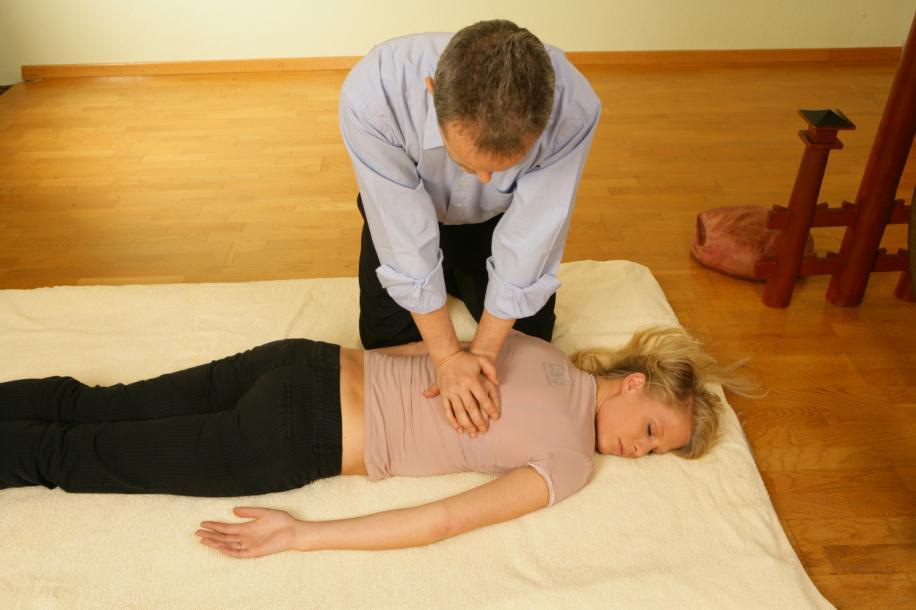 Shiatsu voor beginners Cyclus I: niveau 1 Kristien Delen In het weekend te Zele door Kristien Delen 21 &22 oktober, 25 & 26 november, 16 & 17 december vrijdag: 19.30u tot 22.30u zaterdag: 9.