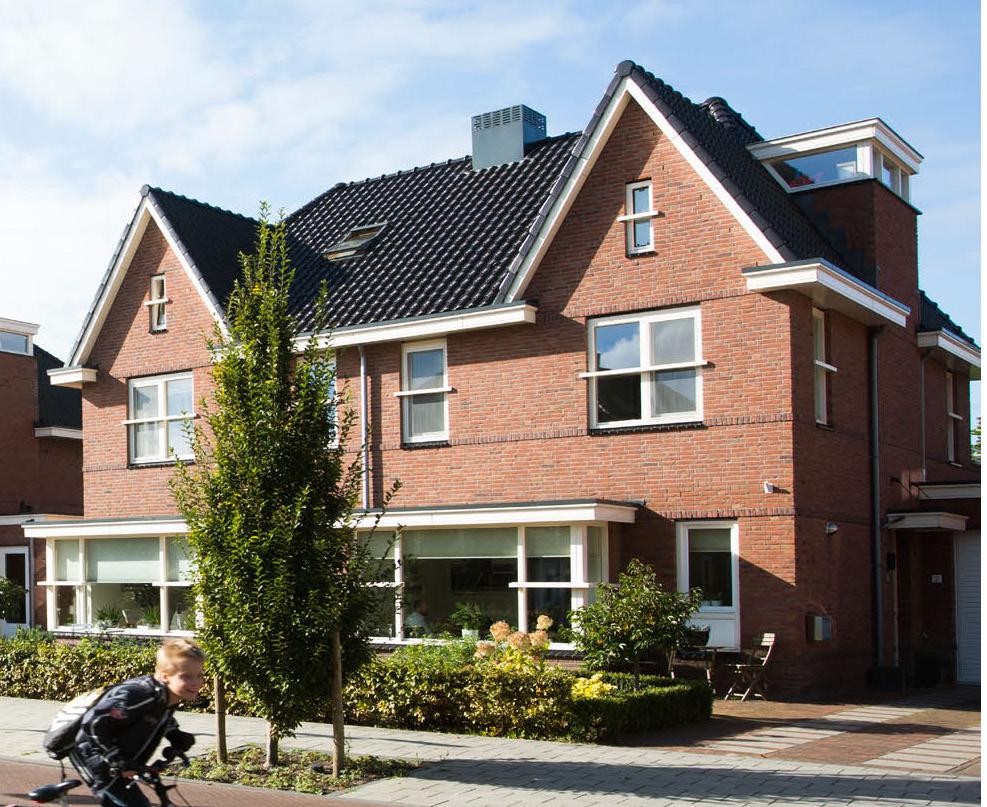 rooilijnverspringen zijn toegestaan ter plaatste van accenten; de woning is met de voorgevel georiënteerd op de weg Nieuwe Akker.