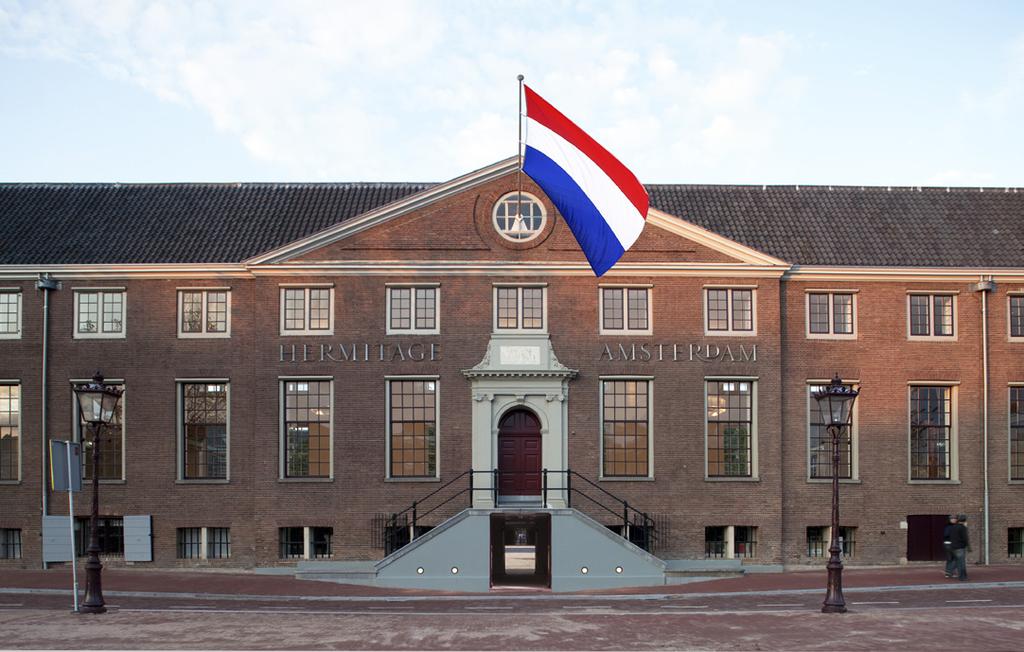 Amstelhof, na ruim 300 jaar bejaardenhuis geweest te zijn, opende in 2009 aan de Amstel zijn deuren als Hermitage Amsterdam.