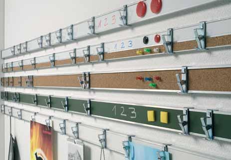 3 schuifklemmen met geïntegreerde galeriehaken worden per meter wandlijst meegeleverd, inclusief bijbehorende schroeven en pluggen; eenvoudige montage.