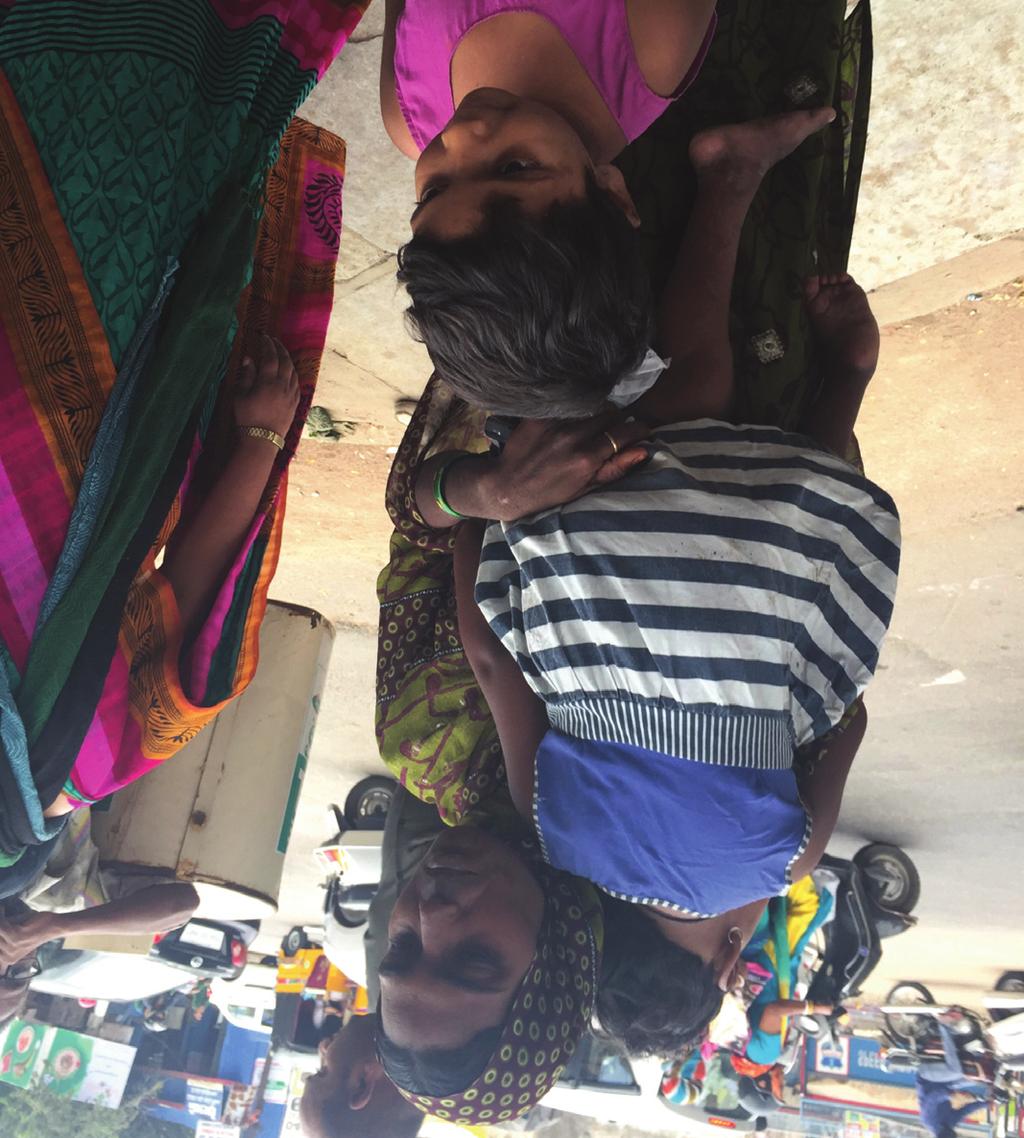 straat in Hyderabad stalletje naast hun slaapplek op straat.