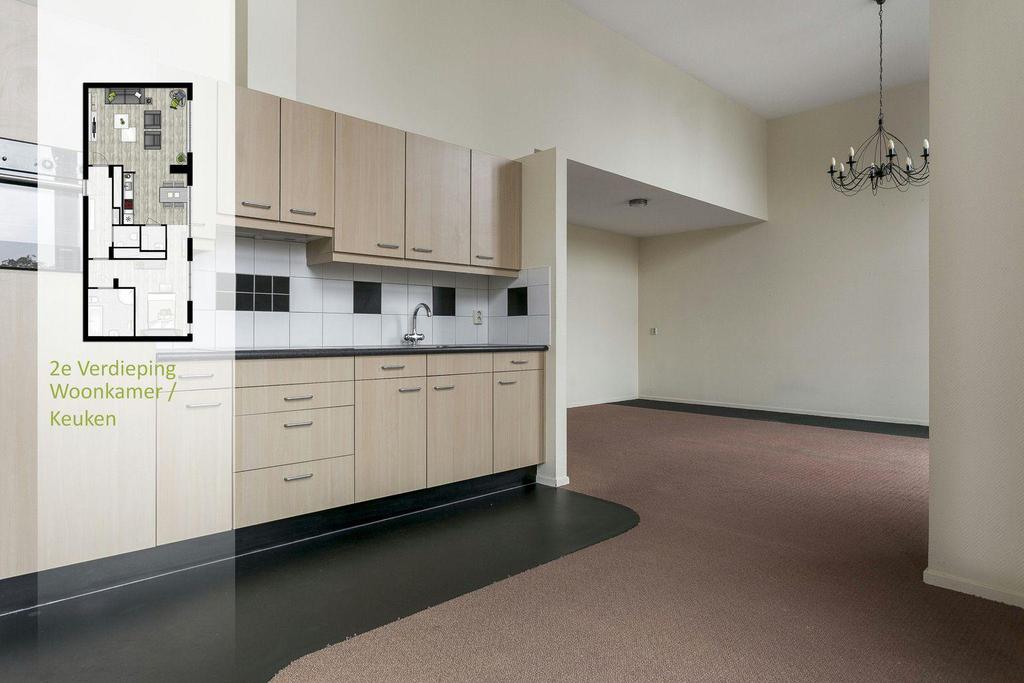 Indeling De houtkleurige keuken, van het merk Eggersmann, biedt veel berg- en werkruimte en is voorzien van inbouwapparatuur: een inductiekookplaat, oven en koelkast met