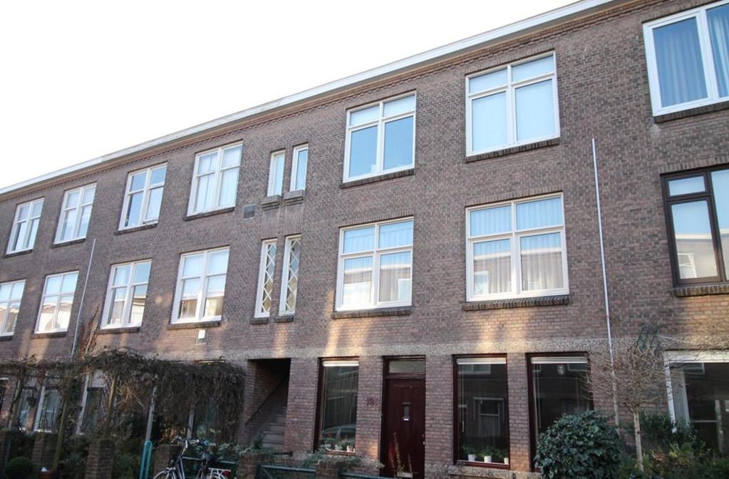 INFORMATIE 4 KAMER APPARTEMENT IN DE BLOEMENBUURT Asterstraat 134 is een vier kamer appartement gelegen op de 1e etage in de gewilde Bloemenbuurt.