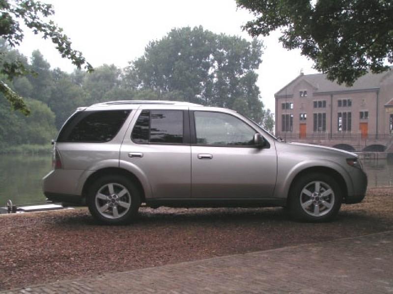 Het exterieur Degenen die de Trailblazer van Chevrolet kennen, zullen wellicht de grote lijn van deze auto herkennen, maar verder is het ontwerp toch behoorlijk op Saab aangepast.