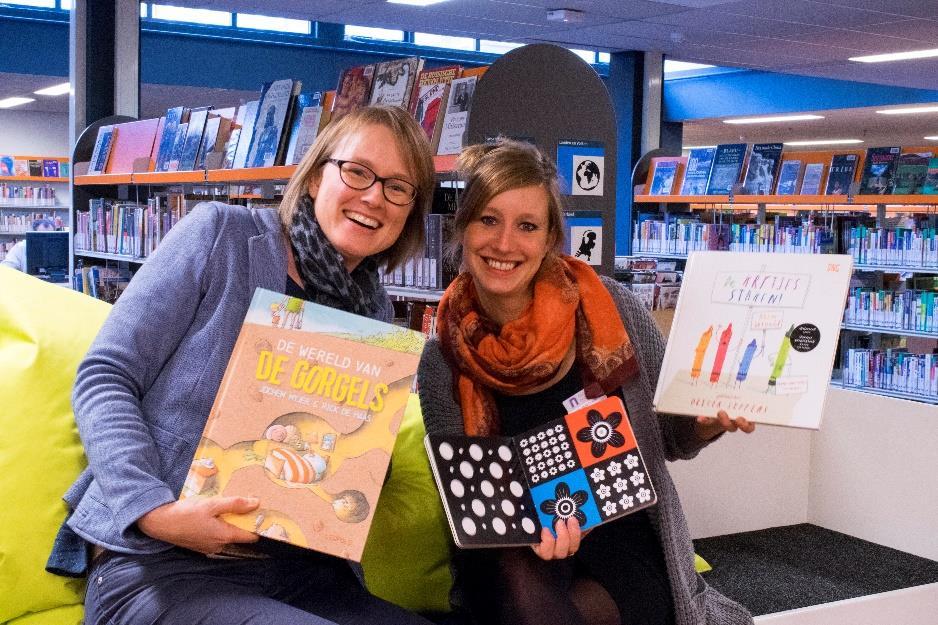 Graag stellen zij zichzelf voor: Ik ben Miranda Bruijns (rechts op de foto) en ben werkzaam bij Nieuwe Nobelaer Bibliotheek als leesmediaconsulent.