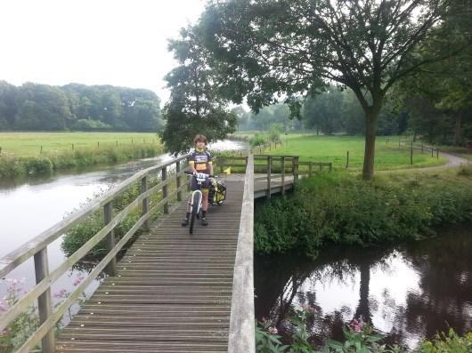 Stuwen overbodig maken, mogelijk brugverbinding handhaven op die plek Aansluiting zijbeken beleefbaar maken door: - Bruggen ipv duikers, fietspad / wandelpad zo te