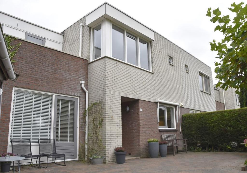 INLEIDING Aan de buitenrand van de gewilde woonwijk de 'Beukenhof' staat deze verrassend ruime geschakelde ééngezinswoning. Dit type is groter dan de rest van de straat!