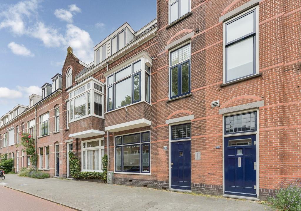 Herenhuis Kenmerken Pluspunten van deze woning: - Het woonoppervlak en de indeling; - De bouwstijl en de aanwezigheid van authentieke details; - Fijn gezinshuis met 5 slaapkamers; - Ligging ten