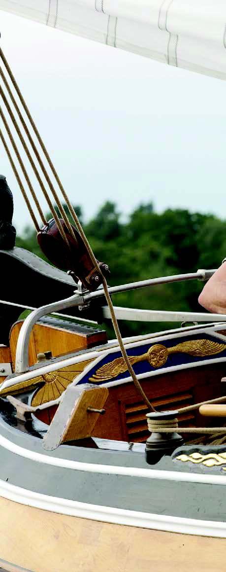 Het schip kreeg de koosnaam van moeder Alie. H armen Timmerman glimt van trots op de steiger van jachthaven De Wanepe aan de Kleine Belterwijde bij Giethoorn.