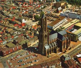 Afbeelding 2.4 Luchtfoto jaren '70 Van de historische ruimtelijke situatie is (bovengronds) niet zoveel meer zichtbaar. Het huidige Kerkplein is naoorlogs.