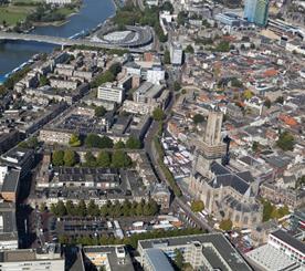 binnenstad. Het Kerkplein is nu onderdeel van de breukzone die na de Tweede Wereldoorlog in de stad is ontstaan en die loopt van de Kleine Oord tot aan de Walburgstraat.