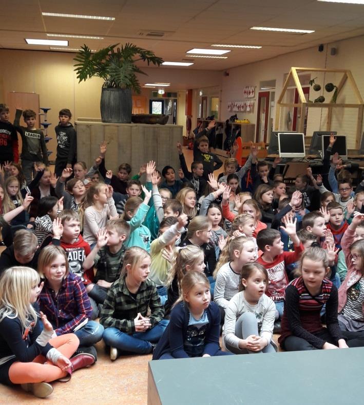 Afscheid??? Ze heeft geen groep, kent alle kinderen, heeft gesprekken met ouders en is de vraagbaak voor collega s. Ja, dan hebben we het over juf Mary.