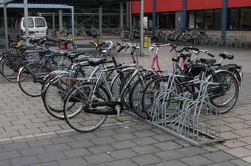 VOORVORK FIETSPARKEERSYSTEMEN IDEAAL REK MET FIETSPARKEUR Door de vorm van de wielbeugels worden de voorwielen bij het stallen niet door opzij duwen of vallen van de fiets verbogen.