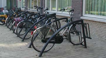 In de lage wielbeugel kan de fiets eenvoudig ingereden worden, bij de hoge wielbeugel moet het voorwiel slechts 42 cm opgetild worden.