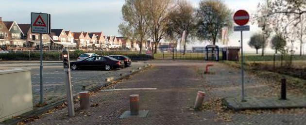 Gevolgen afsluiten Stationstraat Optie 2 De tweede mogelijkheid is het gebied fysiek afsluiten in de Dwarsstraat middels een beweegbare paal en alleen maar toegankelijk te maken voor bewoners en