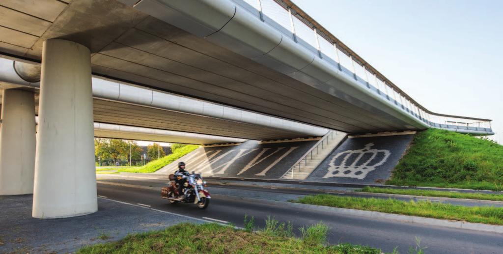 TWEE UITKRAGENDE UITKIJKPUNTEN