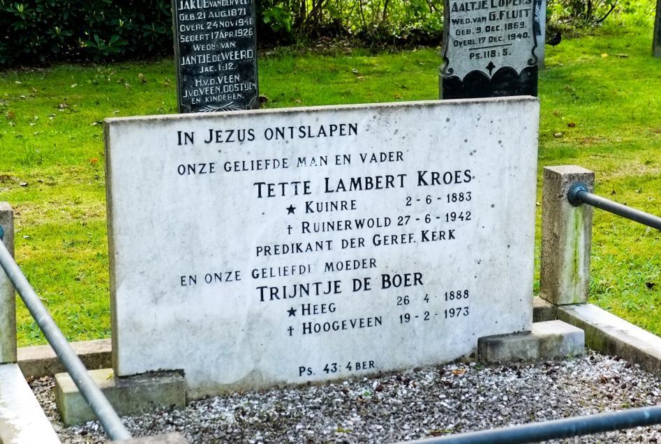 Op deze begraafplaats liggen ook enkele oud predikanten van de kerk van Berghuizen begraven.