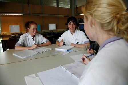 Jouw werk Je inventariseert de (zorg)behoeften, wensen en mogelijkheden van een zorgvrager. Je stelt een verpleegkundige diagnose en schrijft een verpleegplan**.